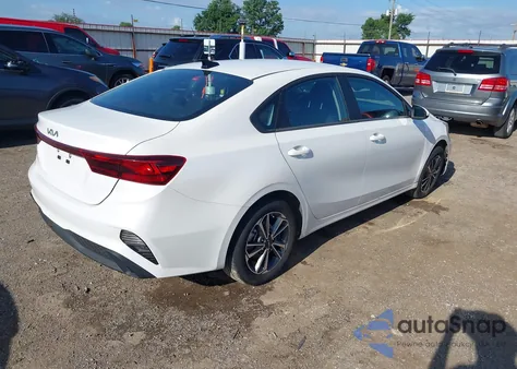 2024 Kia Forte Lxs z USA, uszkodzony, nr VIN 3KPF24AD5RE811326